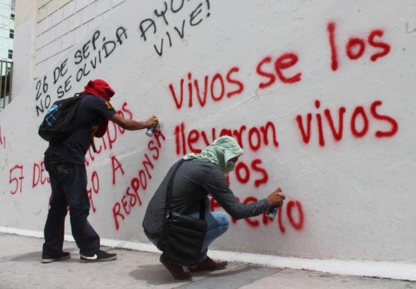 Vivos se los llevaron, vivos los queremos!