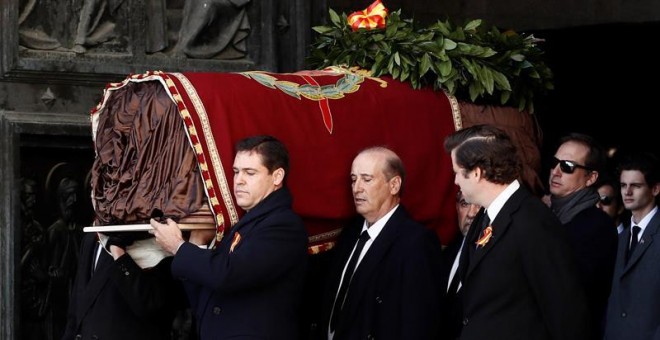 Il nipote di Francisco Franco, Luis Alfonso de Borbón guida la comitiva familiare con i resti del dittatore, finalmente sfrattati oggi dalla Valle de los Caidos