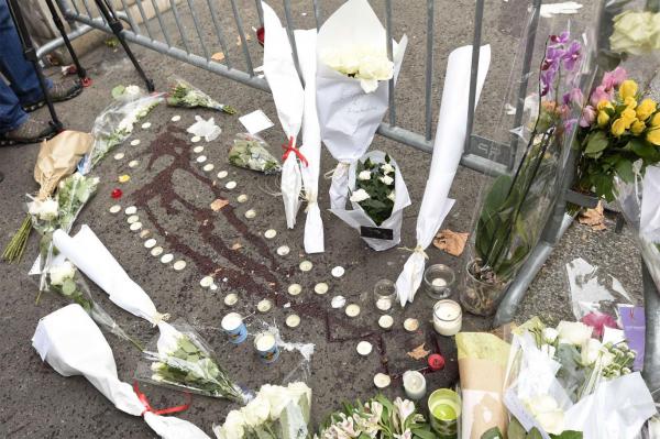 Fuori dal Bataclan, Parigi, novembre 2015