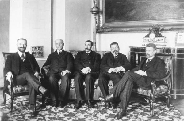 1918. La crema della socialdemocrazia tedesca (da sinistra, Otto Landsberg, Philipp Scheidemann, Gustav Noske, Friedrich Ebert e Rudolf Wissell).