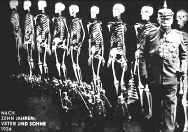 John Heartfield Nach zehn Jahren: Väter und Söhne (Dieci anni dopo: padri e figli), 1924