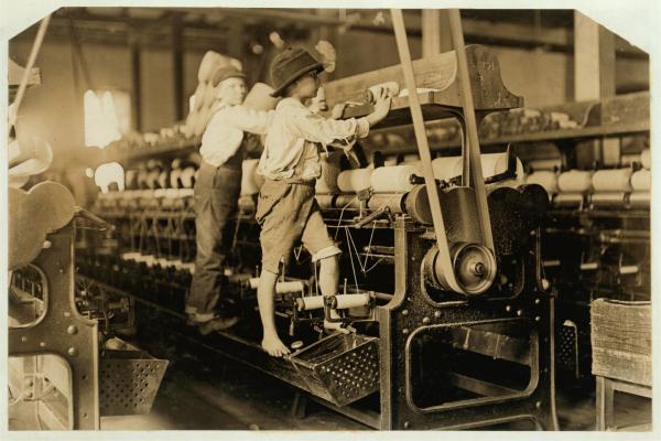 Babies in the ‎Mills (Macon, Georgia, 1909). Fotografia di Lewis ‎Hine‎