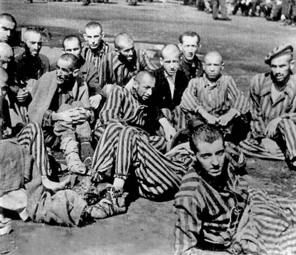 L’ultima foto di Robert ‎Desnos (al centro) a Theresienstadt, poco prima della morte.