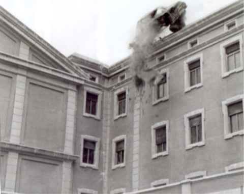 Madrid, 20 dicembre 1973. L'amm. Carrero Blanco stabilisce l'imbattibile record di salto in alto con l'automobile.