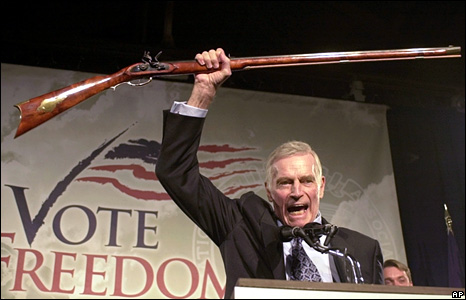 Charlton Heston alla NRA