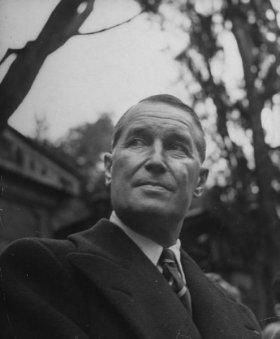 Parigi, novembre 1944. Maurice Chevalier al cimitero di Père-Lachaise durante una cerimonia di commemorazione dei comunisti vittime dei nazifascisti.