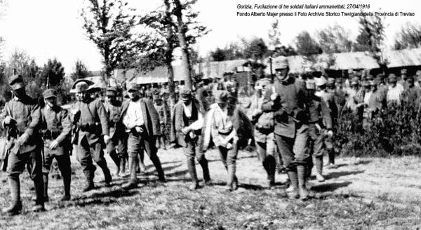 Tre soldati italiani ammanettati, scortati dal plotone verso il luogo di fucilazione, 1916