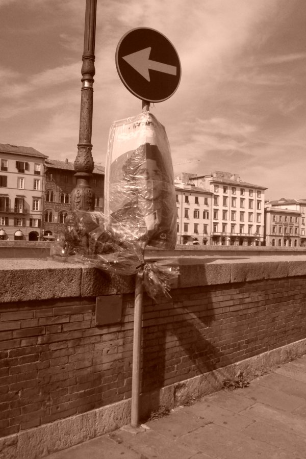 Pisa, Lungarno Gambacorti. Il luogo dove Franco Serantini fu prelevato e pestato a morte dalla Polizia. Foto di Riccardo Venturi, maggio 2012