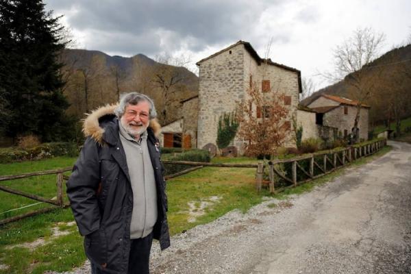 Guccini a Pavana.<br />
Sullo sfondo il Mulino Chicon, antica proprietà della famiglia Guccini. “L'ultima Thule”, album di addio alle scene di Guccini,  è stato lì registrato.