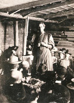 1903. Con un gruppo di lavoratrici. With a group of women workers.