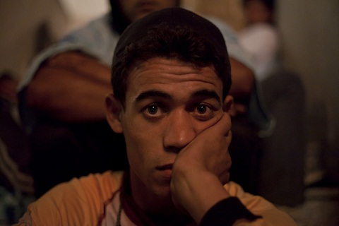 un ragazzo al sit in del 21 settembre a Lampedusa prima del pestaggio, foto Alessio Genovese