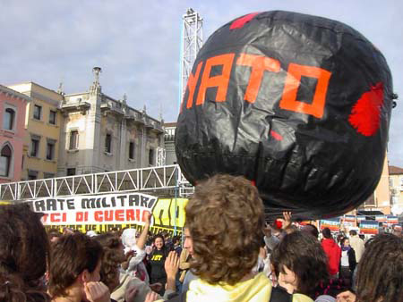 Mestre, 30 ottobre 2004. Manifestazione contro la sfilata dei Lagunari, contro la NATO e contro la guerra. Venice-Mestre, October 30, 2004. Protestation against the Italian Marines parade and against NATO and war.