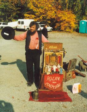 Roland von Malmborg in veste di cantastorie e burattinaio. Roland von Malmborg as street singer and puppet showman.