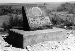Lapide posta a memoria della strage di Sand Creek Lapide posta a memoria della strage di Sand Creek