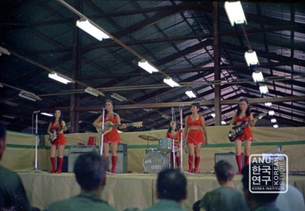 Le Seoul Sisters si esibiscono in Vietnam nel 1968