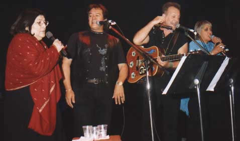 Mercedes Sosa, Víctor Heredia, León Gieco e Teresa Parodi. Esecuzione dal vivo di Sólo le pido a Dios. Buenos Aires, 18 dicembre 1990. Live performing of Sólo le pido a Dios. Buenos Aires, December 18, 1990.