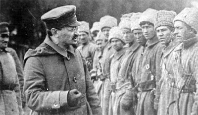Lev Davidovič Bronštejn (più noto come Lev Trockij, o Leone Trotsky) alla guida dell'Armata Rossa nel 1920.