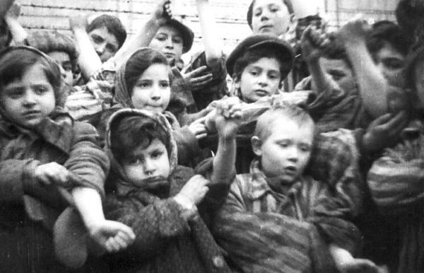 <br />
Bambini prigionieri ad Auschwitz subito dopo la liberazione del campo.