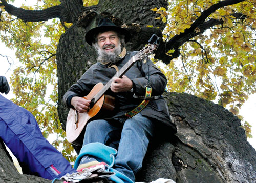 Roland von Malmborg singing on a tree.