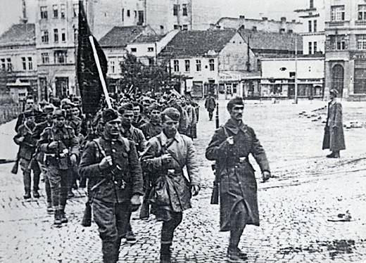 Partigiani serbi entrano in Belgrado. Serbian partisans entering Belgrad, 1945.